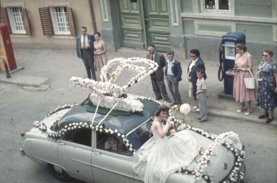 Volksfest und Blumenkorso 1955 in der Herrengasse mit dem Grosshandel Röhrich, Sparkasse und der Tankstelle