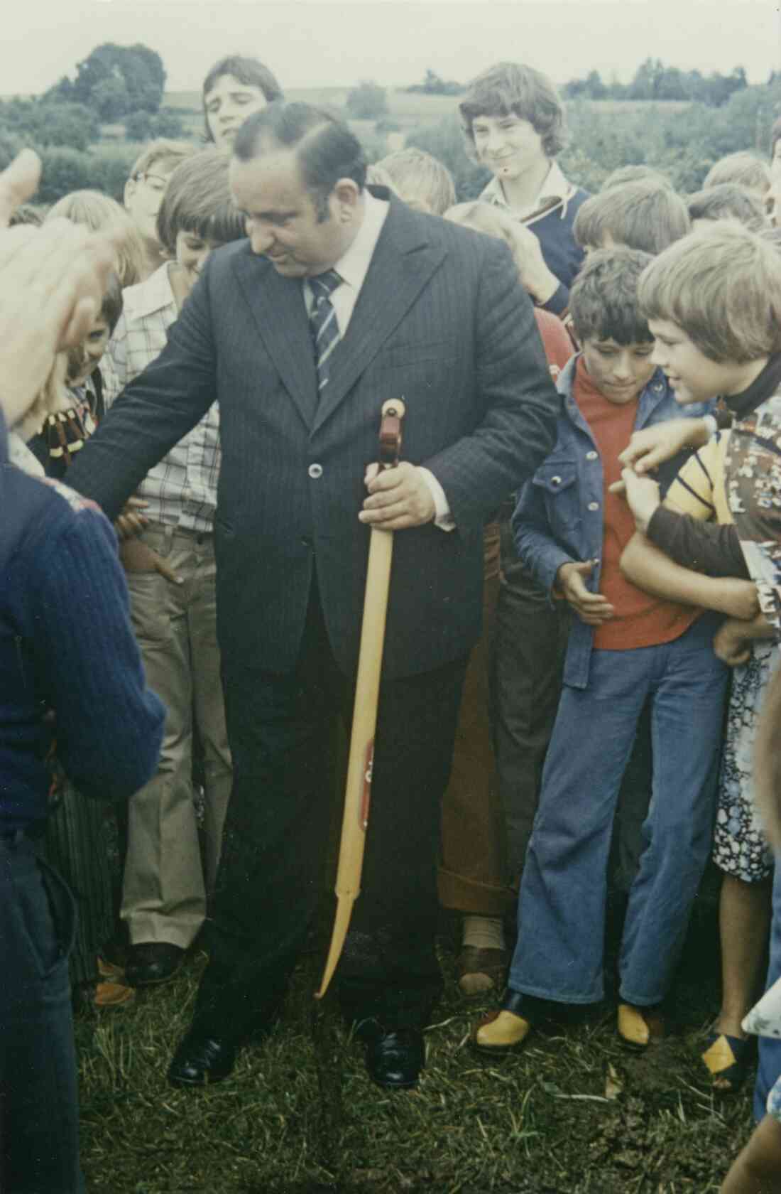 Spatenstich und Grundsteinlegung für den Neubau der Handelsakademie und Handelsschule am 12.09.1975 mit Fred Sinowatz