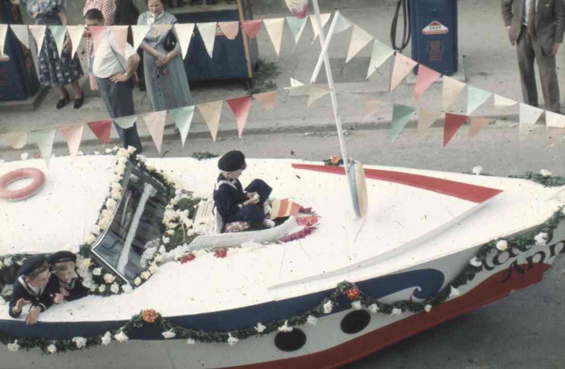 Volksfest und Blumenkorso 1955 in der Herrengasse und der Tankstelle