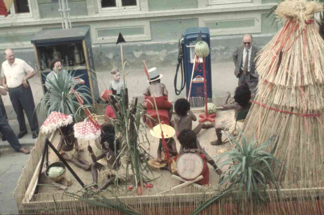 Volksfest und Blumenkorso 1955 in der Herrengasse mit der Sparkasse und der Tankstelle