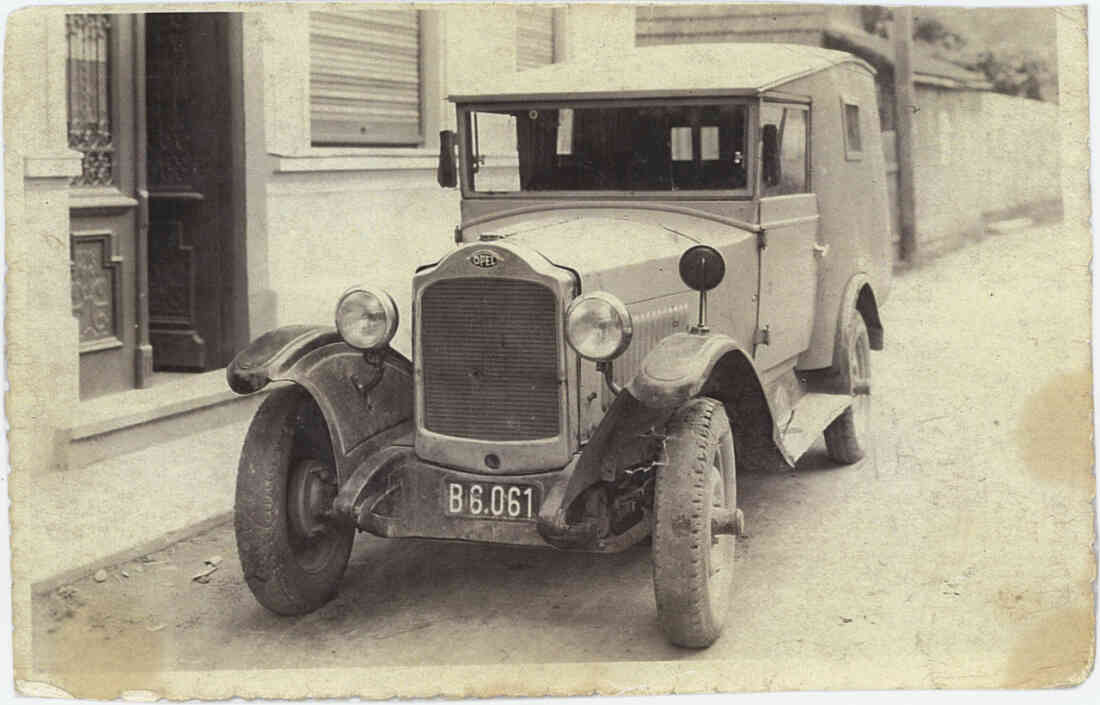 Erstes Auto von Firma Zwitkovits - Nähmaschinen, Stegersbach, Karosserieaufbau von der Mich - Tischlerei in der Hintergasse.