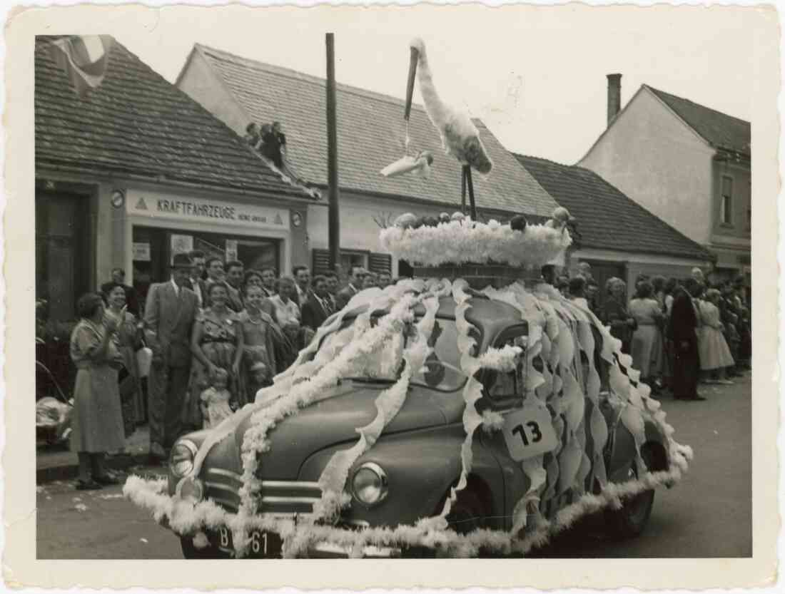 Volksfest und Blumenkorso 1955 in der Hauptstraße, mit dem festlich geschmückten Auto des Dentist Alois Schöpe