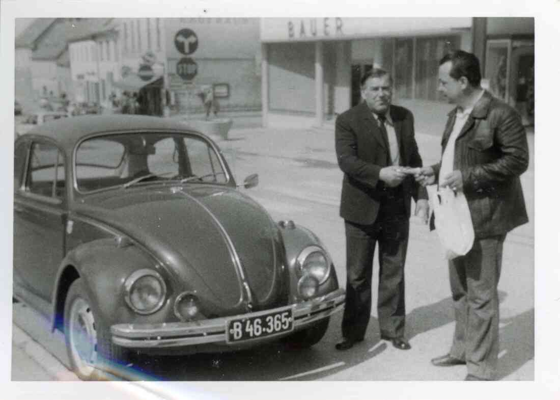 ARBÖ Aktion Osterhase 1979 am Hauptplatz und der Herrengasse in Stegersbach mit dem Kaufhaus Radnetter und der Fleischerei Bauer