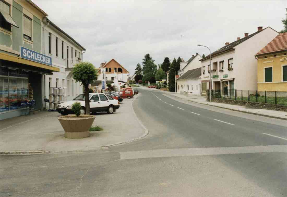 Hauptstraße mit dem Schlecker Markt, Baustoffhandel Bauer, Elektro Radanovits, Siderits Hüte und Türen Studio im Jahr 1999