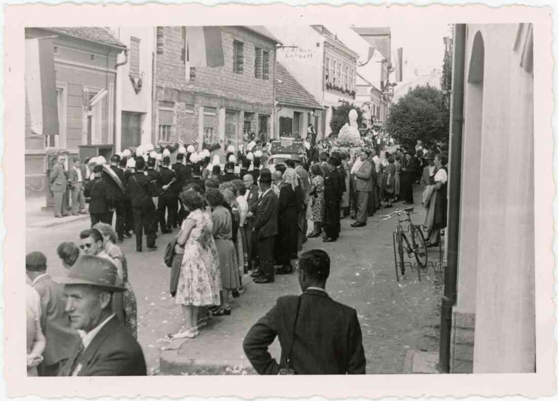 Volksfest und Blumenkorso 1955 in der Herrengasse mit der Sparkasse, der Drogerie Kottas und dem Kaufhaus Radnetter