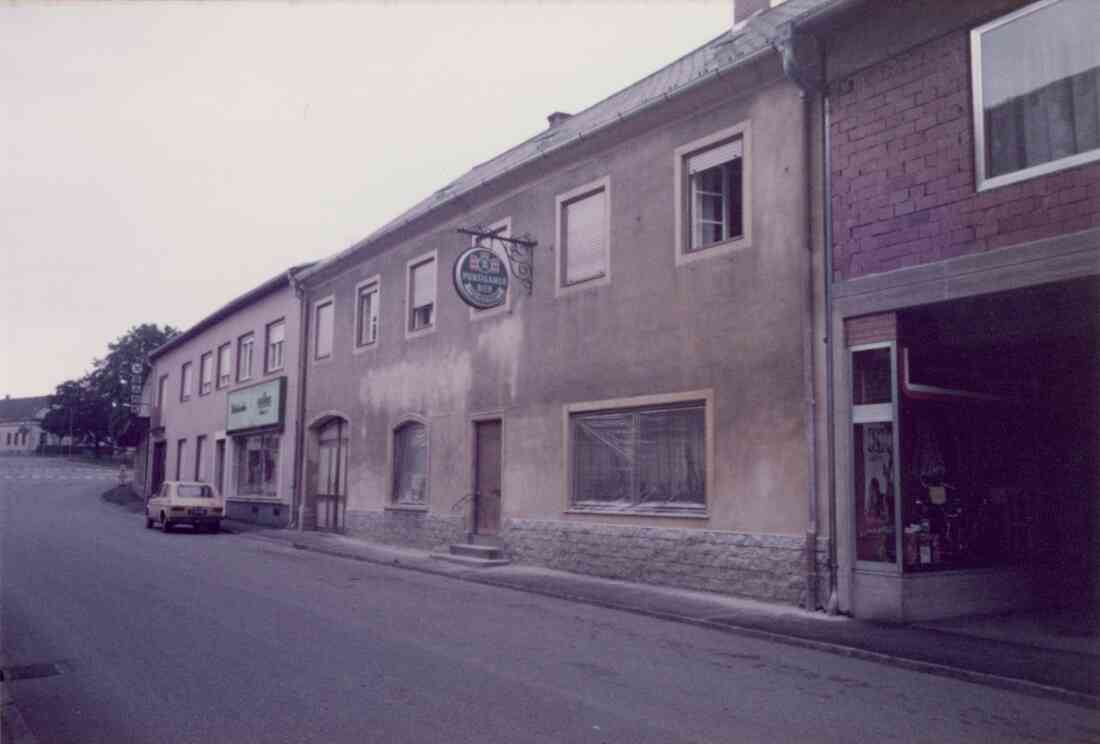 Herrengasse mit Cafe - Restaurant Mandler und dem Geschäft Reiter im Juli 1983