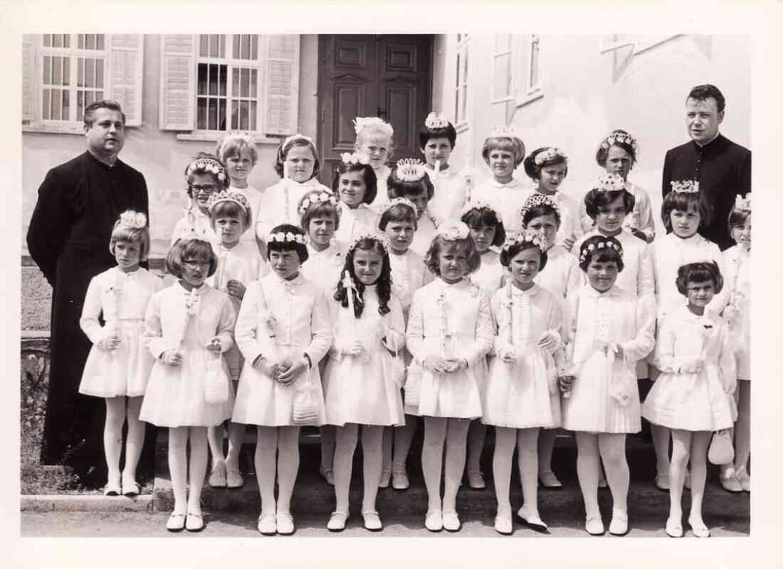 Erstkommunion 1968 mit Pfarrer Alois Tonweber