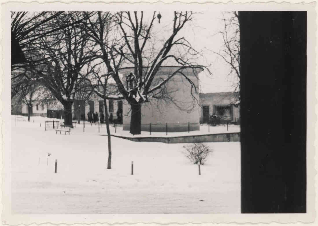 Winter am Hauptplatz mit der Antonius Kapelle und dem Park und der Hauptstraße