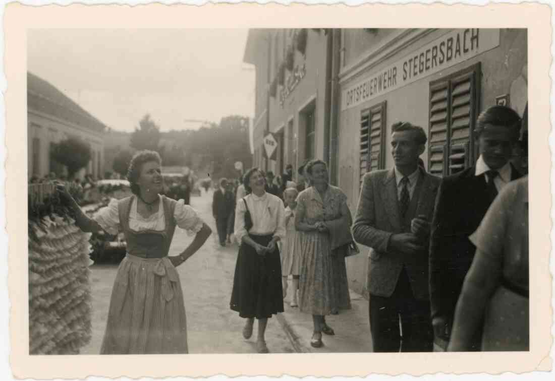 Volksfest und Blumenkorso 1955 in der Herrengasse mit der Cafe Konditorei Zwitkovits und der Ortsfeuerwehr Stegersbach mit Hilde Schöpe