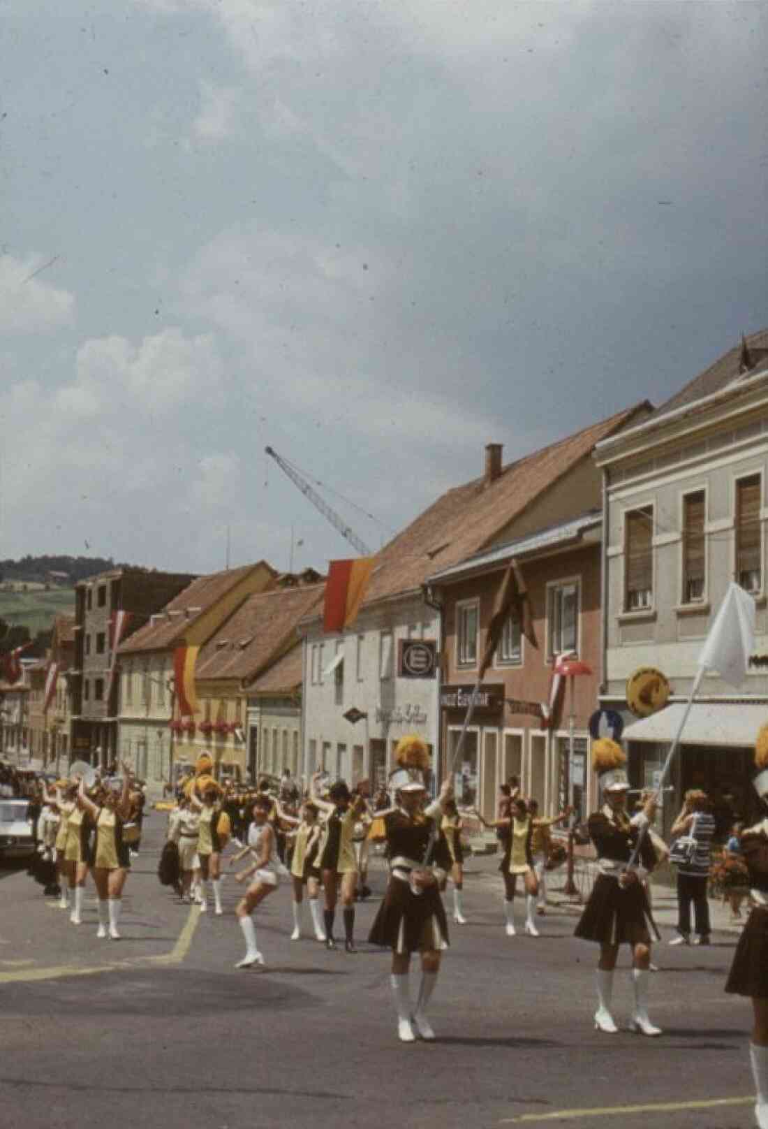 Amerika - Woche 1975 mit der St. Anthony High School, Trenton, New York in der Herrengasse mit der Drogerie Kottas, Elementar Versicherung und Kaufhaus Radnetter