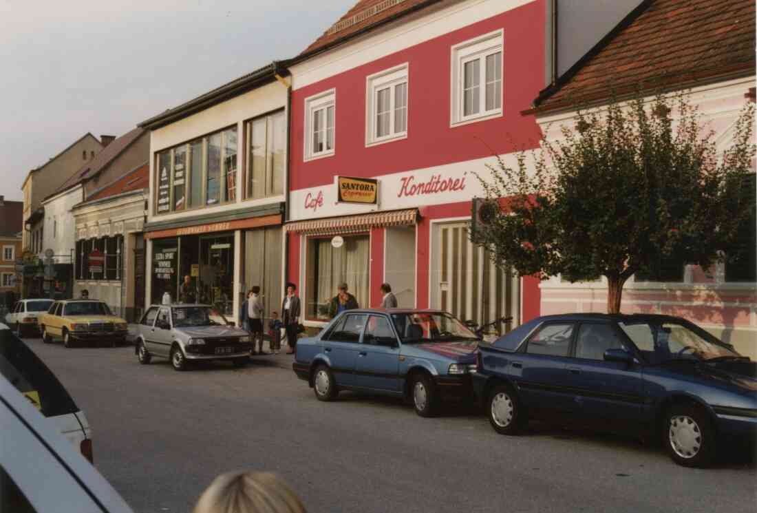 Lederwaren und Sport Sommer, Cafe Konditorei Friedl am Hauptplatz im Jahr 1992