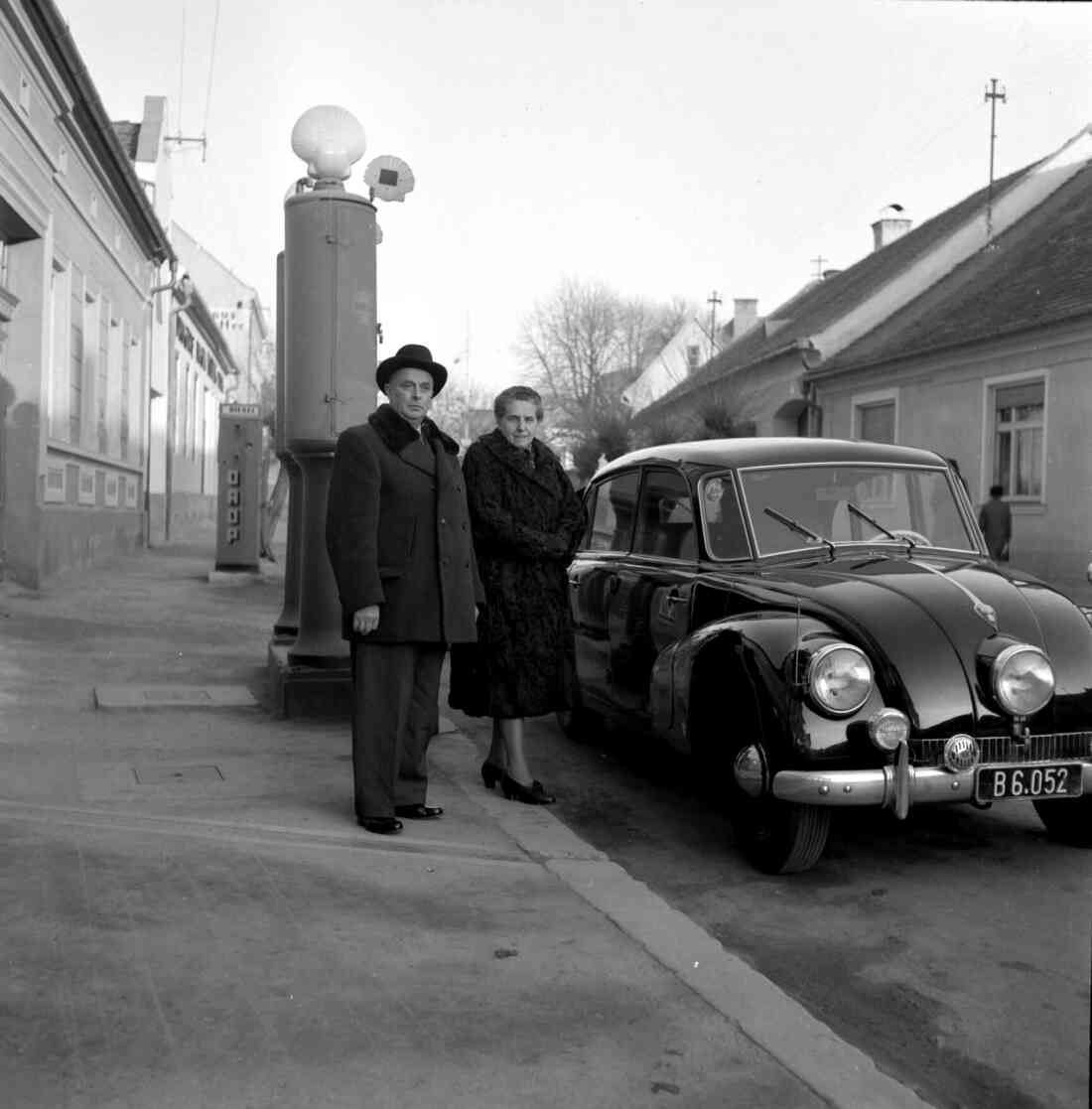 Rudolf und Hedwig Röhrich vor ihren Haus in der Herrengasse mit den Zapfsäulen der Tankstelle