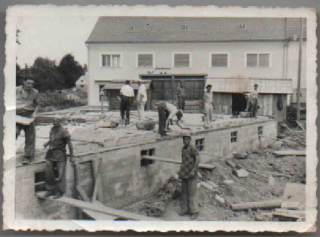 Bau des 20. Haus in der Angerstraße 1, im Hindergrund die Eisenhandlung Koller
