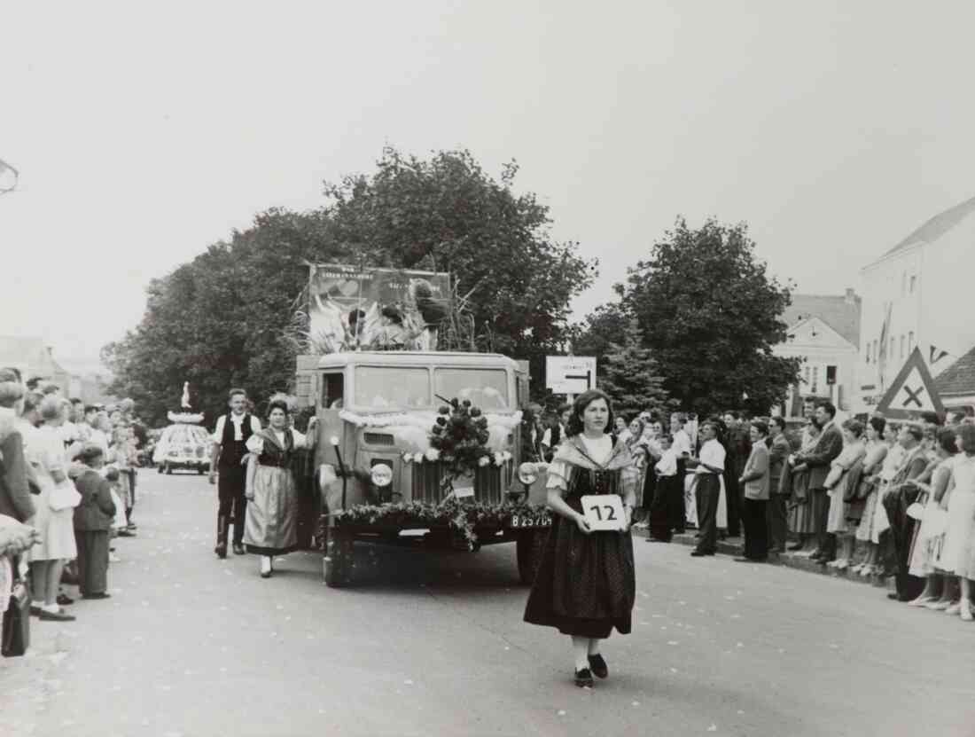 Volksfest mit Blumenkorso 18. August 1957 in der Hauptstraße
