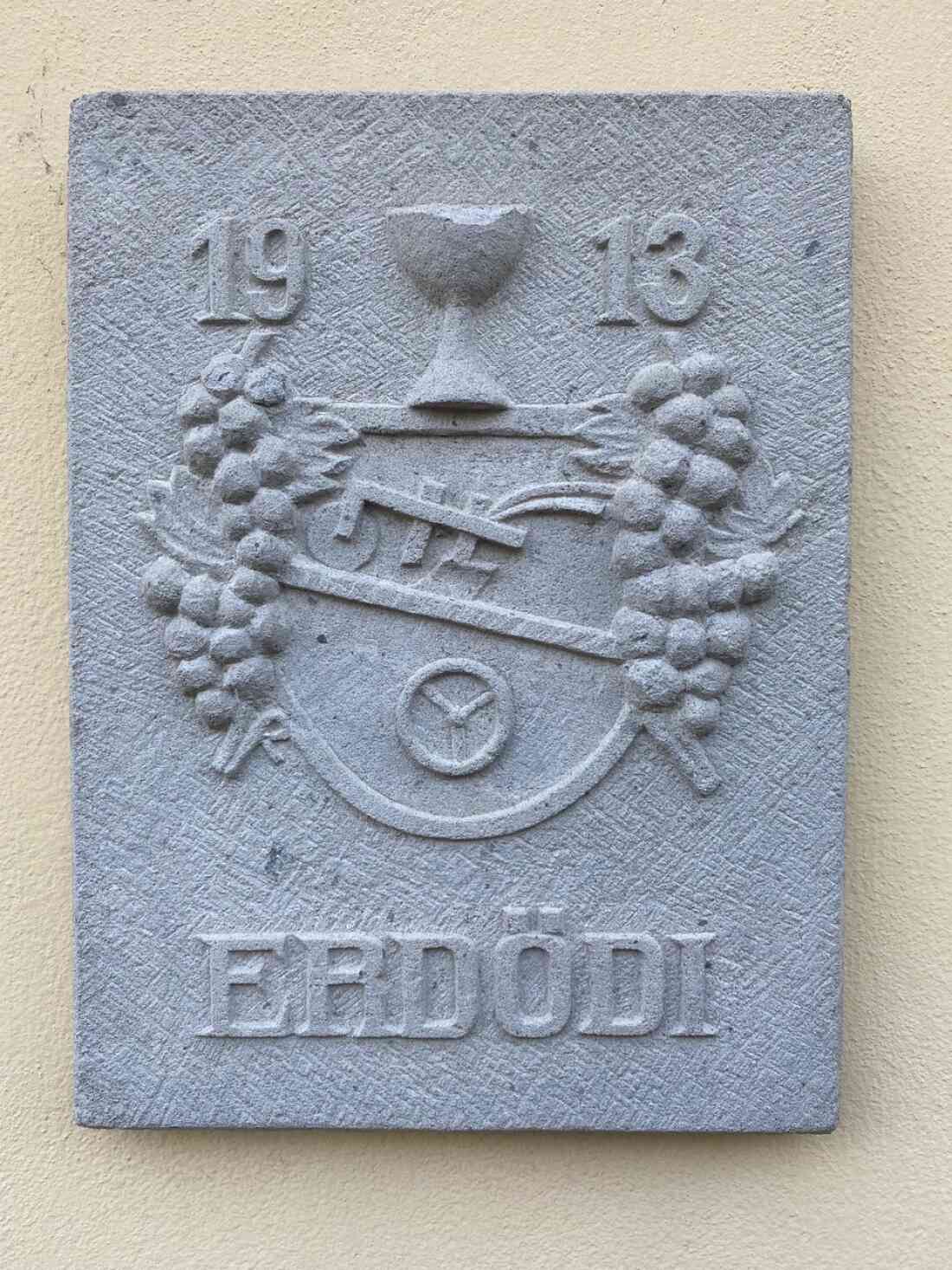 Firmentafel und Wappen oder Firmenlogo, der Firma Erdödi, Mühlgasse 8, gegründet im Jahr 1964, Schild Nummer 2