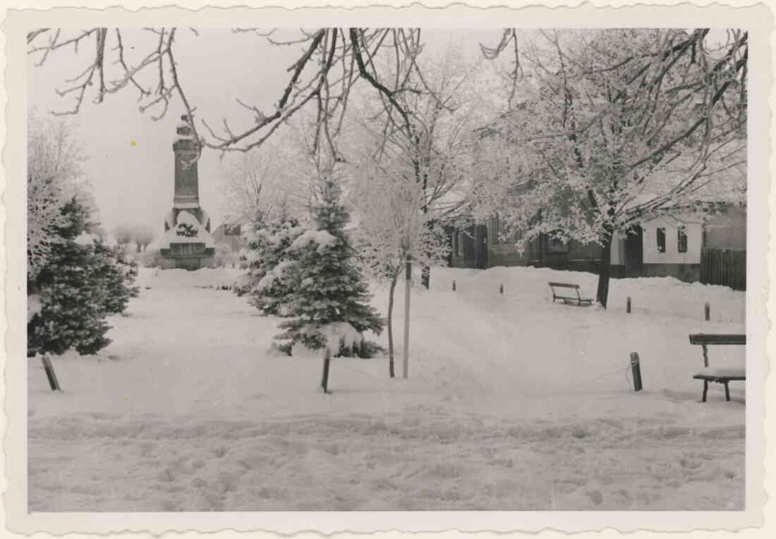 Winter am Hauptplatz mit dem Park und dem Kriegerdenkmal