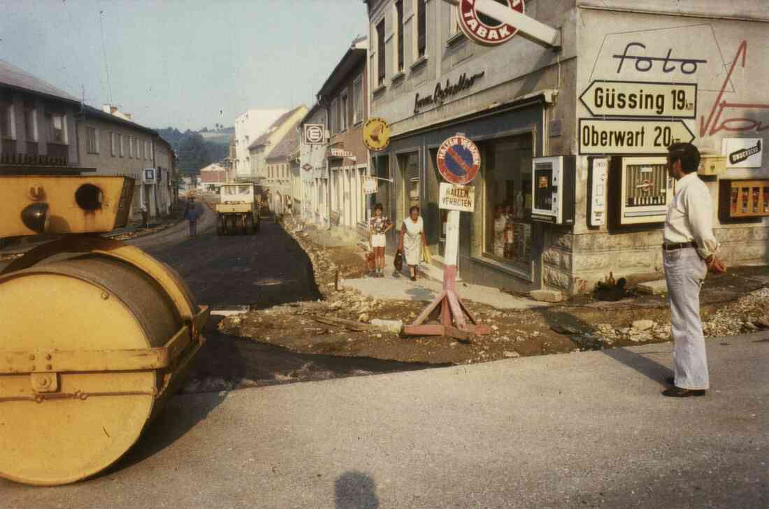 Herrengasse 1978, Raiffeisenbank, Loos Möbel, Kaufhaus Radnetter, Friseur Baumholzer, Elementar Versicherung, Drogerie Kottas