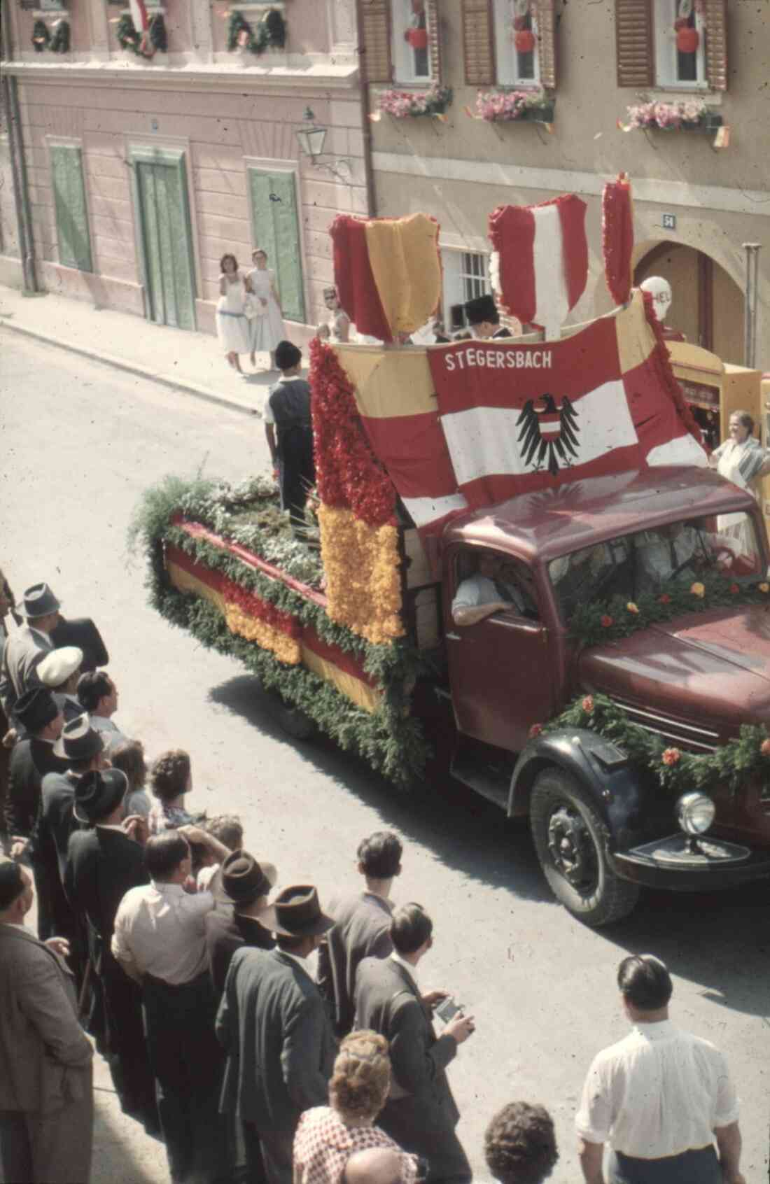 Volksfest und Blumenkorso 1955 in der Herrengasse mit dem Grosshandel Röhrich und der Tankstelle
