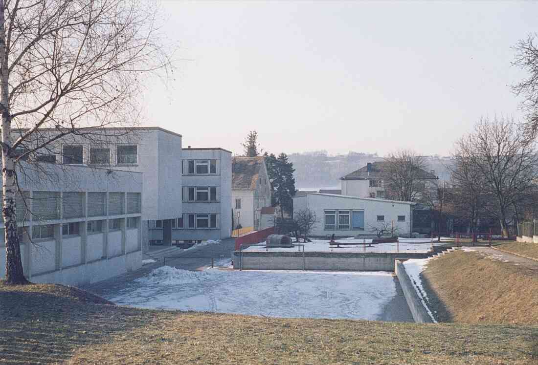 Hauptschule, Kastell, Bank Austria und Kindergarten am  04. Jänner 1987