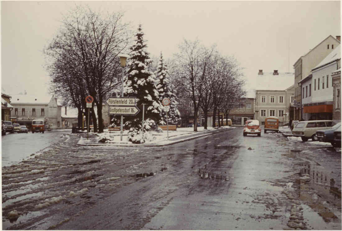 Winter am Hauptplatz mit Park, Hauptstraße, Herrengasse, Kaufhaus Radnetter, Schuhhaus Wukovits, Rathaus, Reisebüro Sagmeister, Schuhhaus Tobitsch