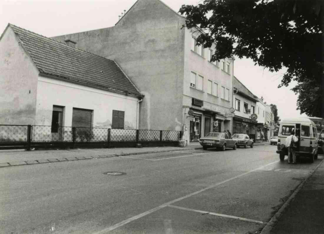 Hauptplatz mit Reisebüro Sagmeister, Uhren Schmuck Kellner, Cafe Eva und Schuhhaus Tobitsch am 19.05.1988