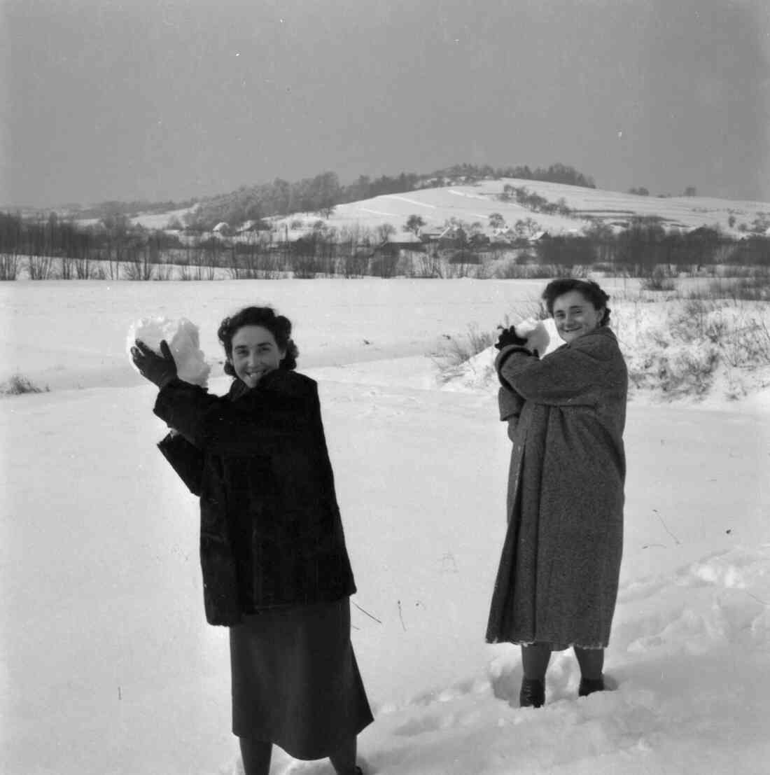 Schneeballschlacht mit Magarethe Fabsits und Ida Kopeszky