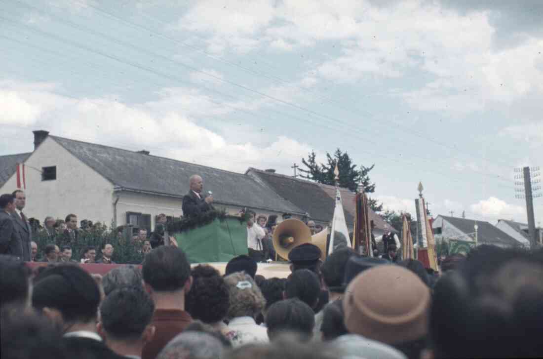 Volksfest und Blumenkorso 1955 am Sportplatz mit Johann Wagner