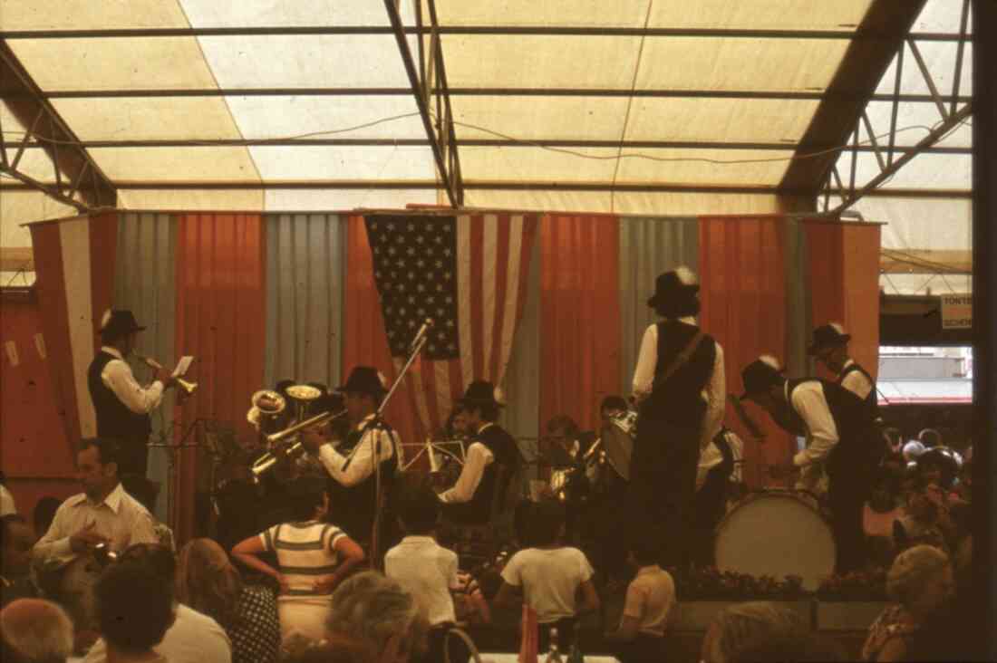 Amerika - Woche 1975 mit dem Musikverein Stegersbach im Festzelt bei der Hauptschule