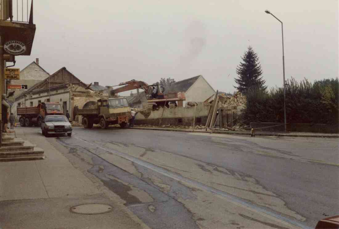 Abriss des Gasthof Bauer am Hauptplatz im Jahr 1988