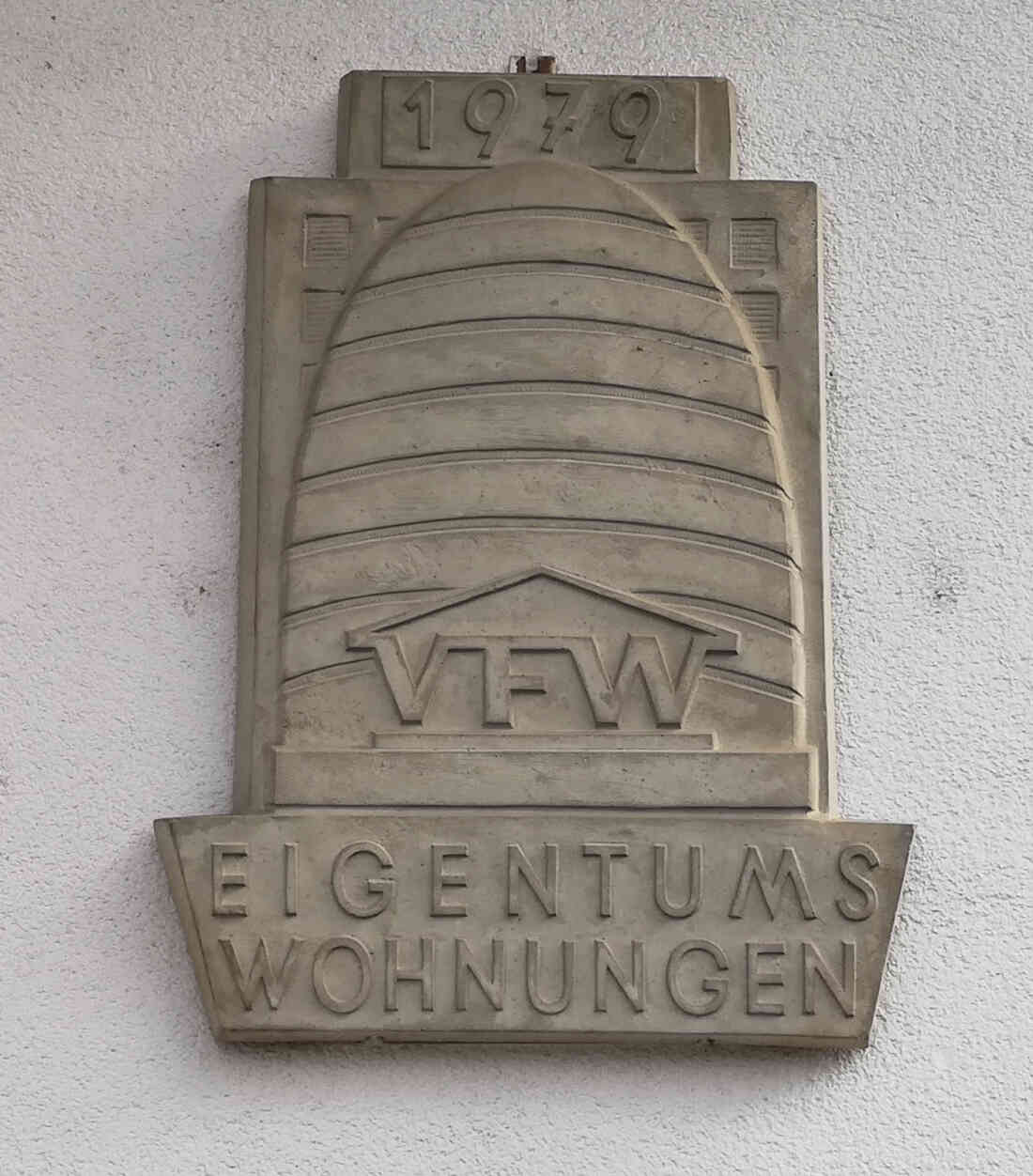 Firmentafel oder Firmenlogo der VFW Eigentumswohnungen in der Grazer Straße 7, Schild Nummer 1