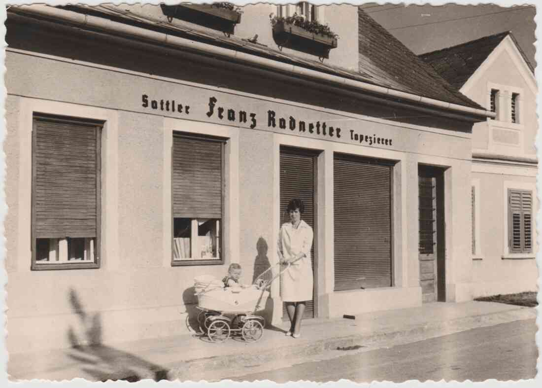 Sattler Tapezierer Franz Radnetter, Hauptstraße 37, Herta Radnetter mit ihren Sohn Herwig
