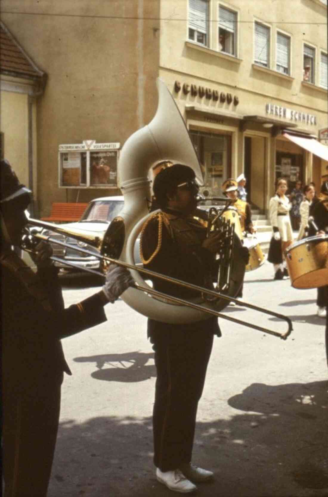Amerika - Woche 1975 mit der St. Anthony High School, Trenton, New York am Hauptplatz mit dem Schuhhaus Tobitsch und Uhren Schmuck Kellner