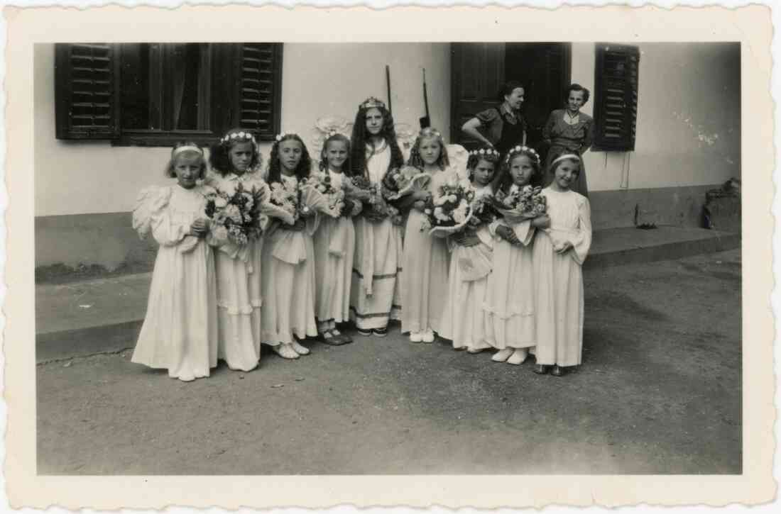 Glockenweihe in Stegersbach am 01. September 1950 im Hof des Haus Novakovits am Hauptplatz 2