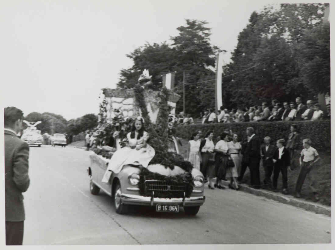 Volksfest mit Blumenkorso 18. August 1957 in der Hauptstraße