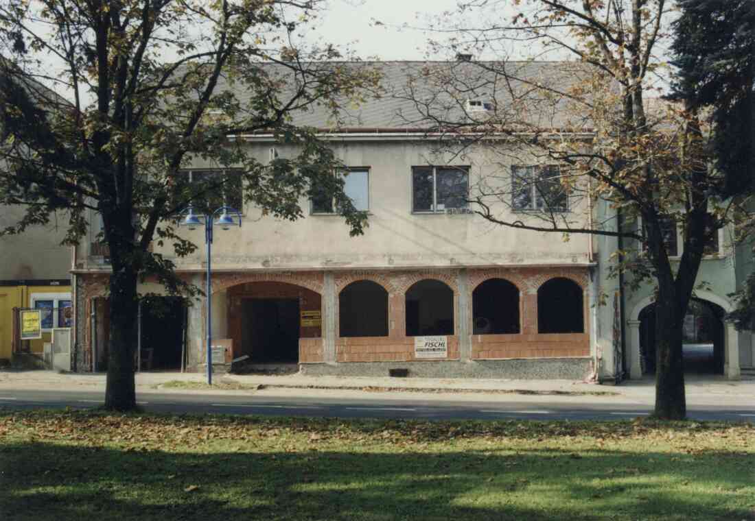 Neubau der Bestattung Oswald am Hauptplatz, ehemals das Geschäft Bakanitsch 07.10.2001