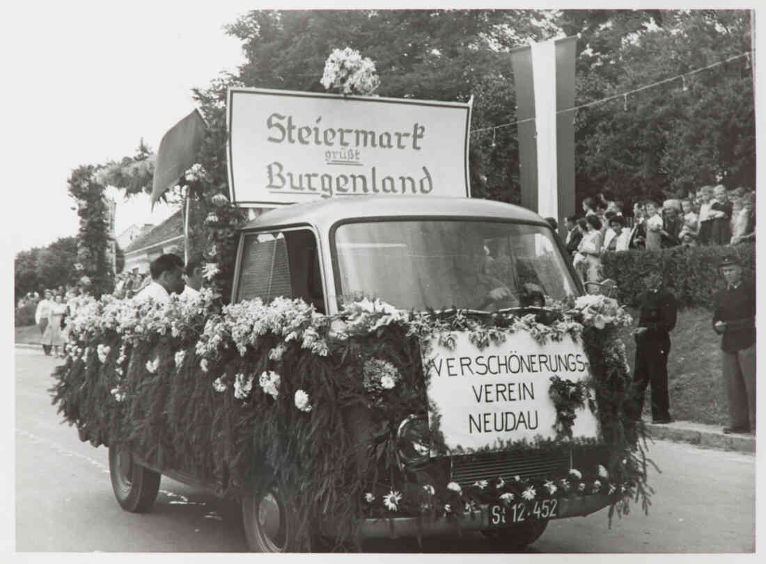 Volksfest mit Blumenkorso 18. August 1957 in der Hauptstraße