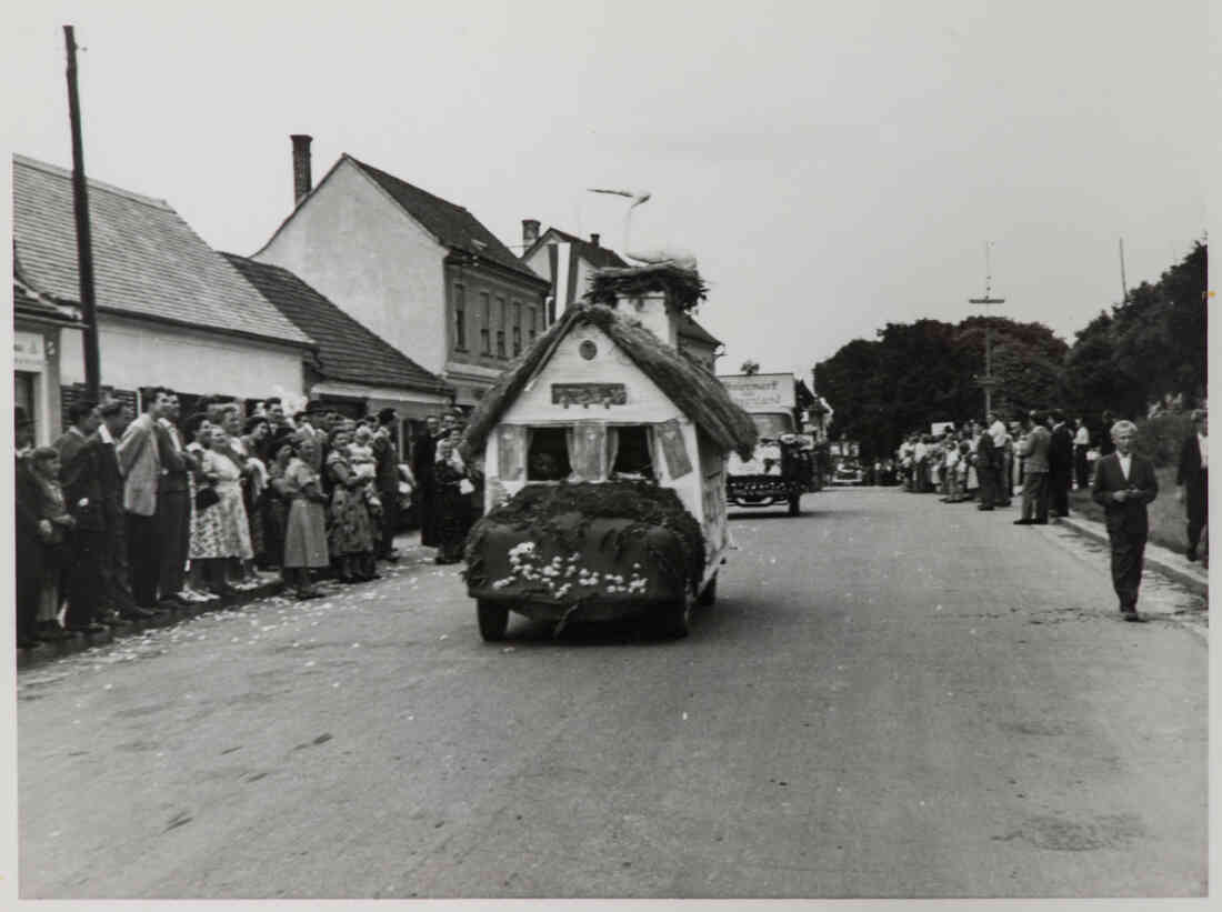 Volksfest mit Blumenkorso 18. August 1957 in der Hauptstraße
