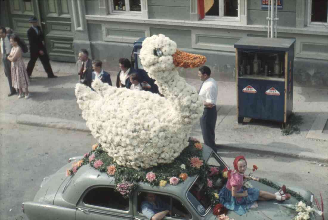 Volksfest und Blumenkorso 1955 in der Herrengasse mit der Sparkasse und der Tankstelle