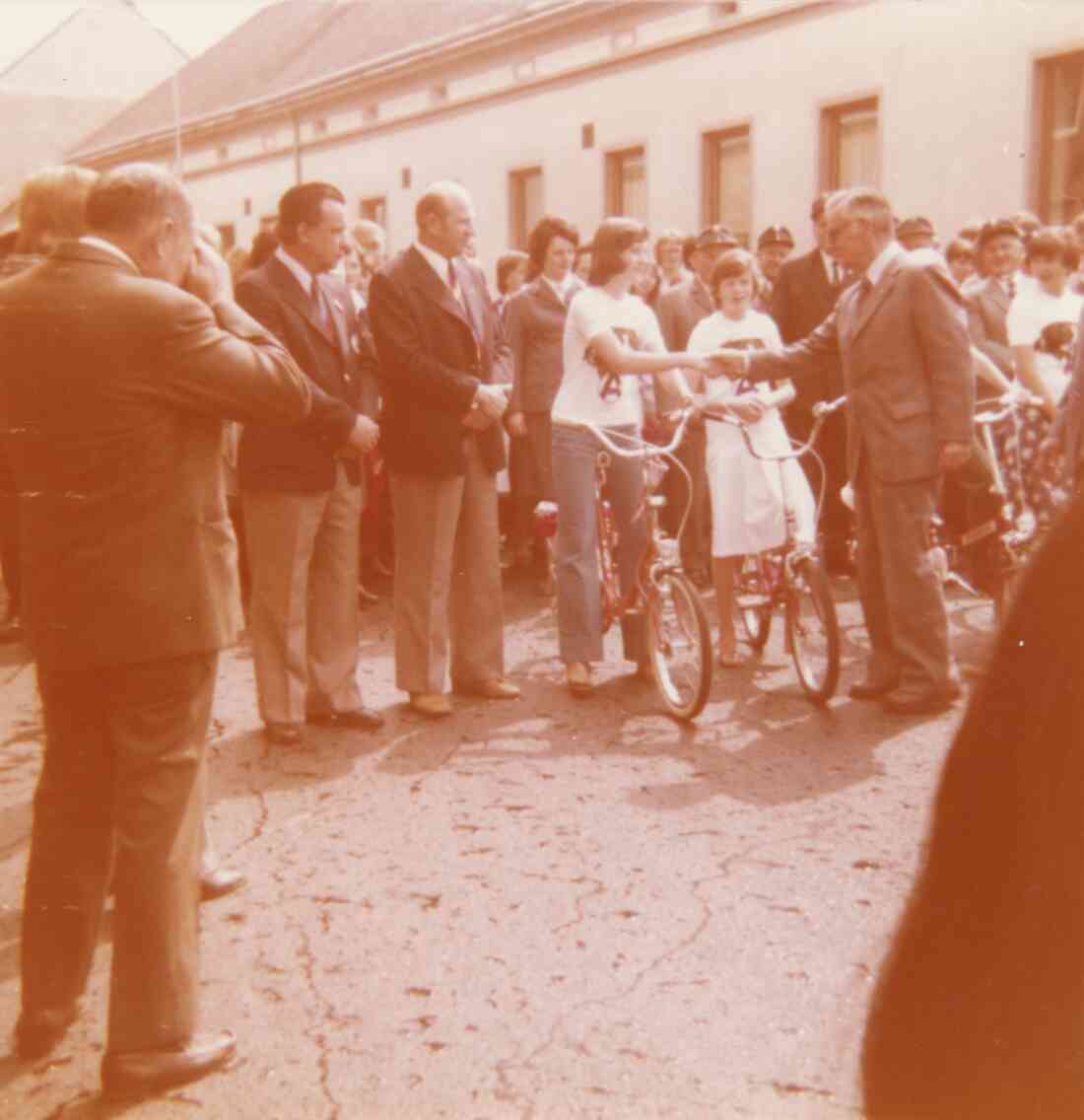 Besuch des LH Kery in Stegersbach, Begrüßung durch eine Radfahrgruppe der ARBÖ Ortsgruppe Stegersbach am Hauptplatz vor dem Gasthaus Bauer