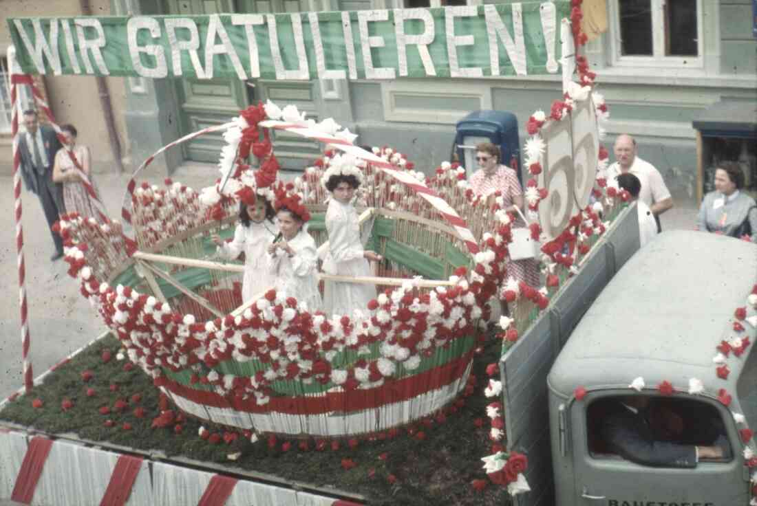 Volksfest und Blumenkorso 1955 in der Herrengasse mit der Sparkasse und der Tankstelle