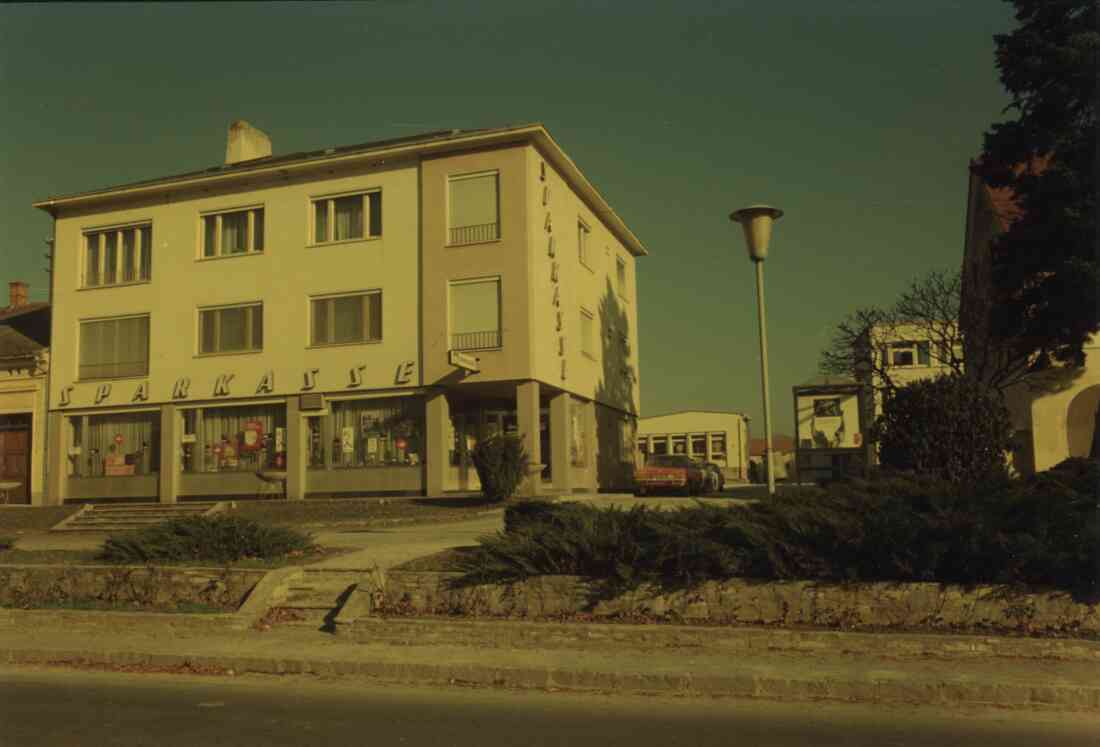 Sparkasse, Kindergarten, Hauptschule und Kastell am Sparkassenplatz und in die Hauptstraße