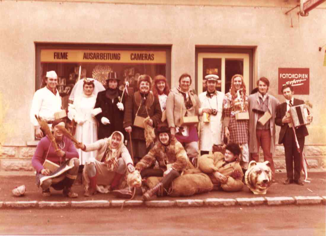 Bergler Faschingsnarren vor dem Geschäft Foto Stangl in der Wiener Straße 1