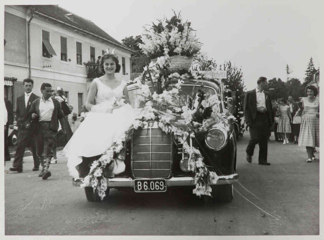 Volksfest mit Blumenkorso 18. August 1957 in der Hauptstraße