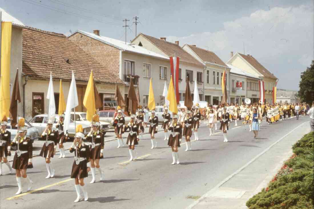 Amerika - Woche 1975 mit der St. Anthony High School, Trenton, New York in der Haupstraße mit Friseur Mandler, Elektro Radanovits und der Apotheke