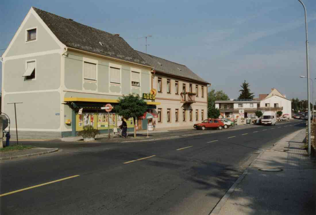 ADEG Markt der Familie Radnetter, Spar Markt und der Baustoffhandel Bauer in der Hauptstraße 26 im Jahr 1992