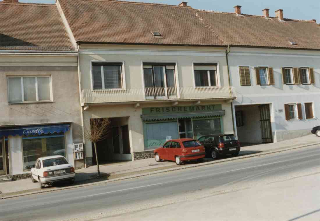 Hauptstraße 19 mit Gazelle Geschäft, sowie der Frischemarkt, ehemals Maria und Tibor Pieber am 28.02.2000