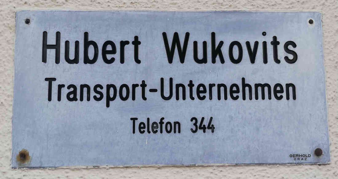 Firmentafel der Firma Hubert Wukovits in der Hauptstraße 10, Schild Nummer 3