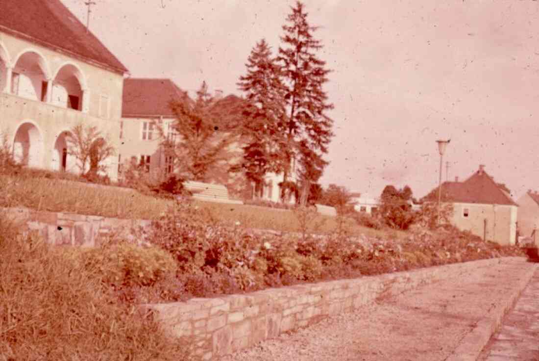 Hauptstraße mit dem Kastell und ehemaligen Museum und der Hauptschule und dem Haus der Csar Schwestern