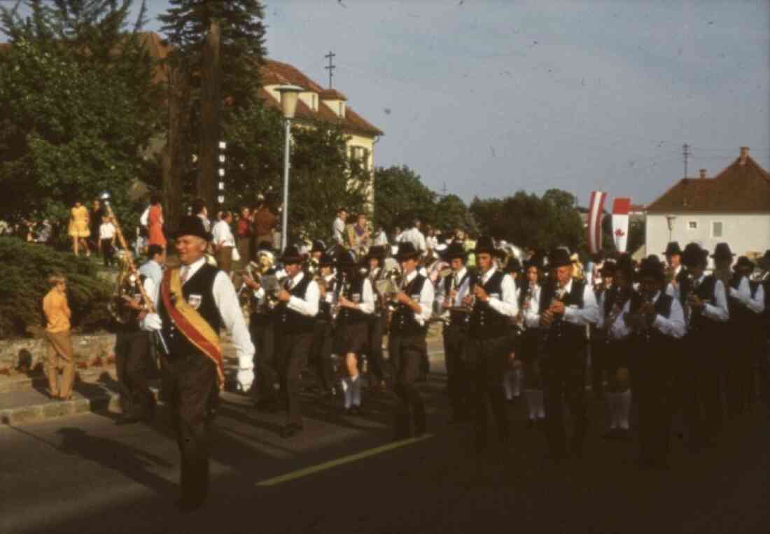Amerika - Woche 1975 mit dem Musikverein Stegersbach in der Hauptstraße und der Hauptschule