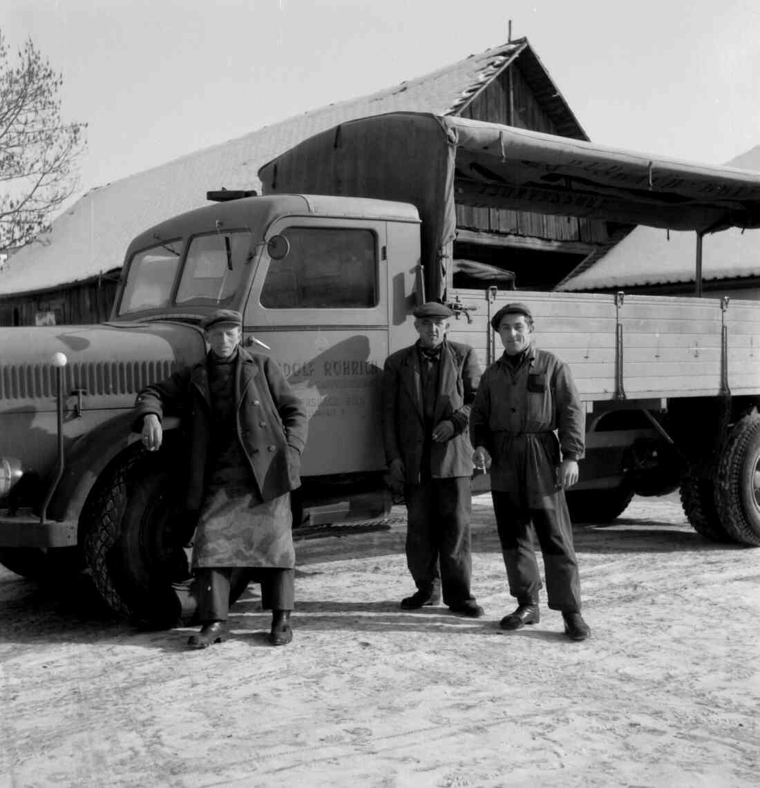 Arbeiter der Firma Röhrich vor den Firmen LKW